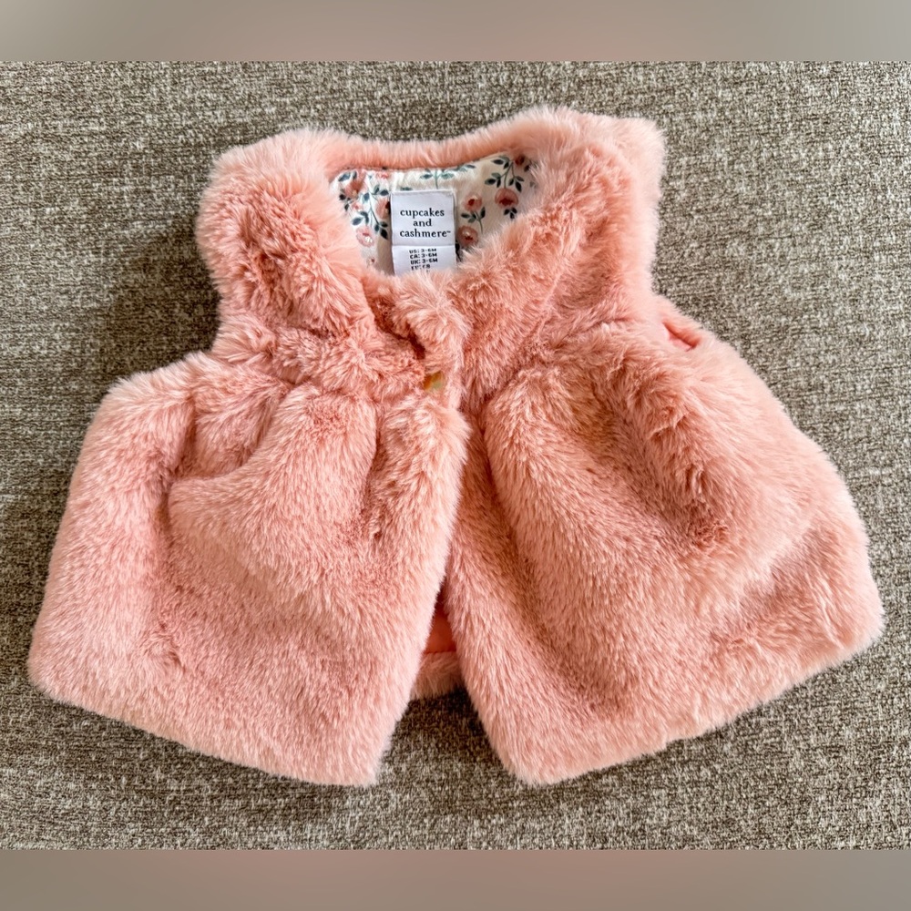 💕Cupcakes and Cashmere Vest💕